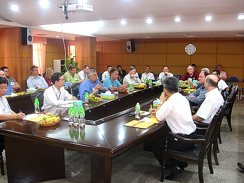 全球铝挤压联合会(AEC)北美代表团到我公司会见-伟昌铝材