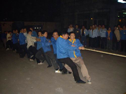 山东分厂庆国庆举行拔河角逐