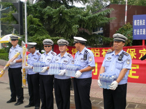 我公司保定慰问一线交警-伟昌铝材