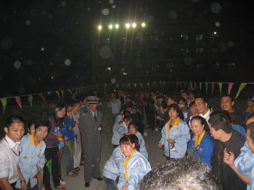 笑容可掬庆国庆，，，，，五彩缤纷展风范-伟昌铝材