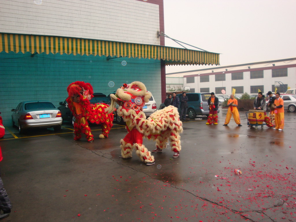 开工醒狮会,纳福扬神威-伟昌铝材