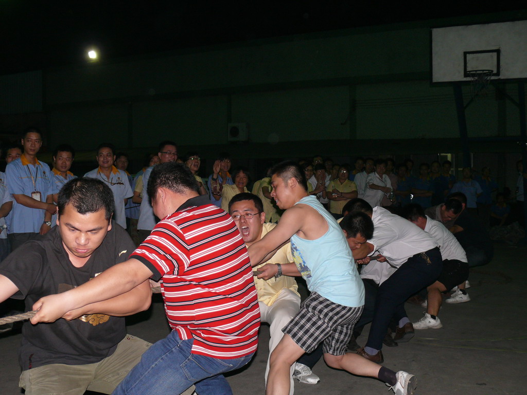 拔河庆“五一”-伟昌铝材