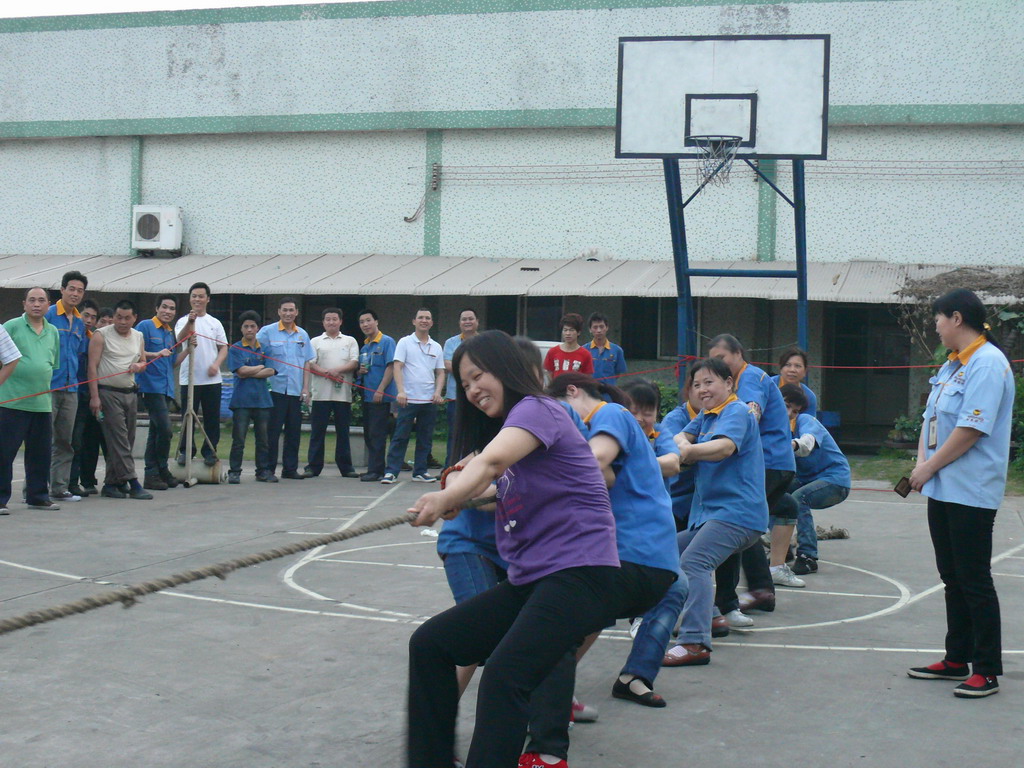 拔河庆“五一”-伟昌铝材