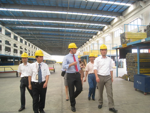 旭格中国总部向导和专家团来我公司旅行考察恰谈营业-伟昌铝材