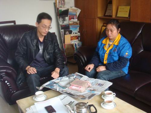 慰问送眷注，，伸手献爱心