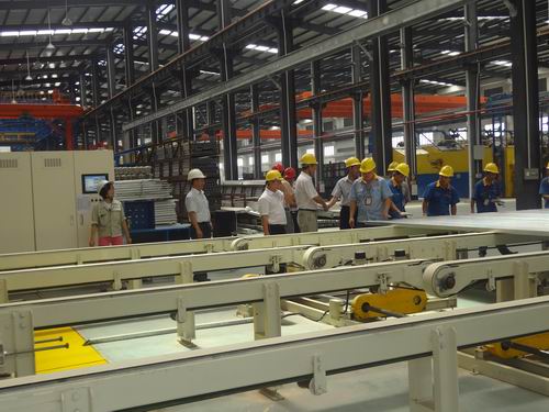 立式氧化生产线顺遂试产-伟昌铝材