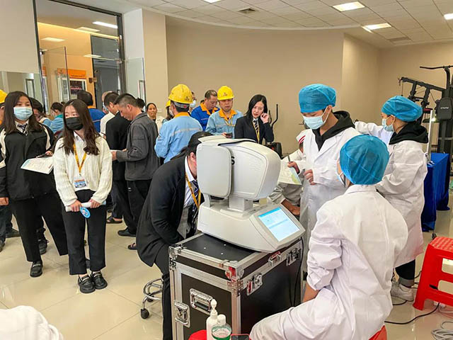 员工们轮流举行视力检查，，，，整个历程井然有序。。。。。。