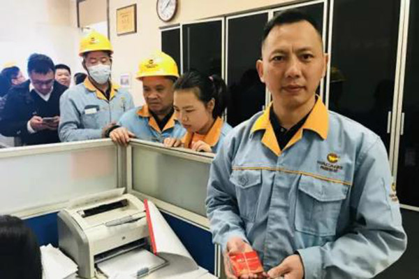 收到新年糖、购物卡等新春福利，，，，员工们展现出喜悦的笑容