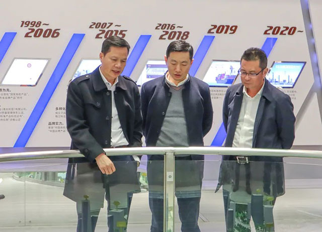 潘伟深董事长向导向导旅行体验馆，，，，，，并为其介绍9393体育全铝应用工业链