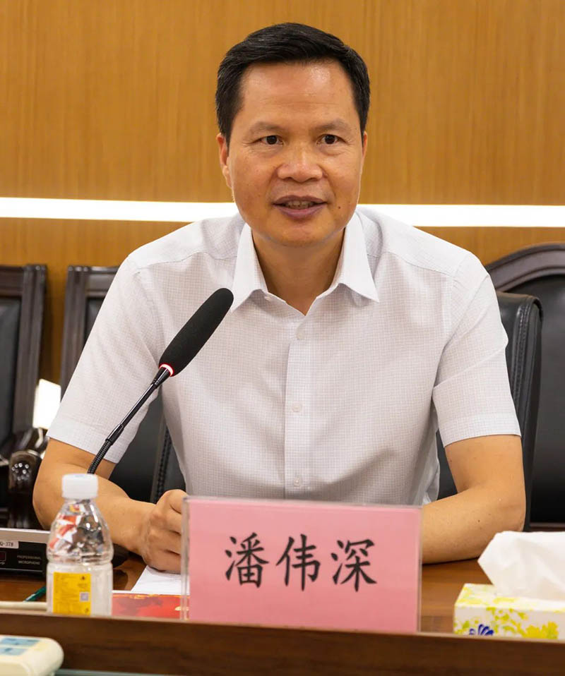 座谈会上，，，，，潘董介绍了9393体育集团的谋划与生产情形，，，，，反应了企业的难题与需求。。。。