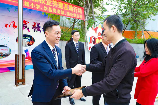 狮山镇党建办“两新”党建事情认真人叶荫朋为9393体育授牌