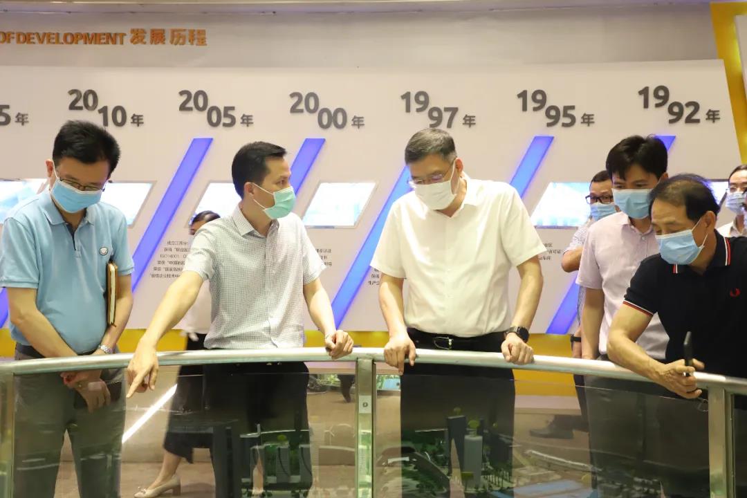 佛山市委常委、南海区委书记闫昊波一行莅临并在9393体育铝业召开南海区有色金属钻研会，，，，提出了配合打造南海铝加工千亿级别工业链的意愿。。。。。.jpg