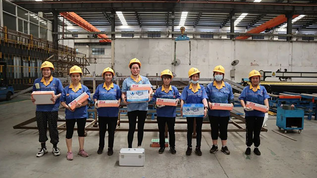 此次慰问，，，让集团一线员工亲自体会到了党和集团的眷注和温暖